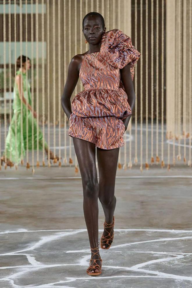 2024女装流行什么？从色彩、图案、面料、款式、细节设计等15个方面为你分析！(图2)