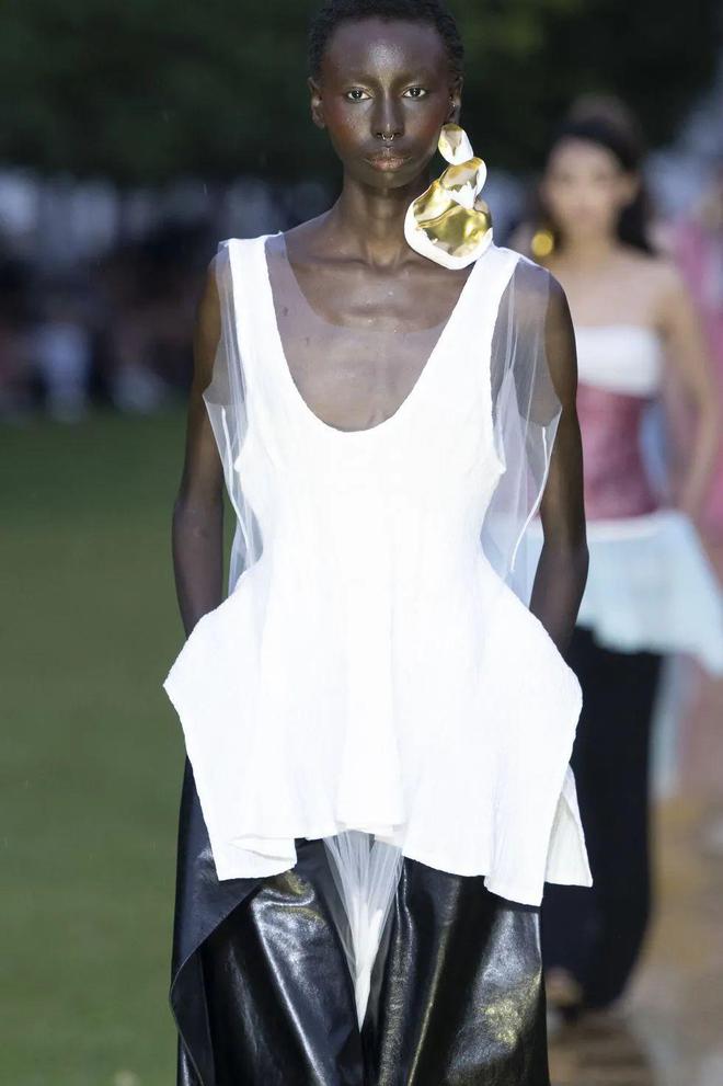 2024女装流行什么？从色彩、图案、面料、款式、细节设计等15个方面为你分析！(图1)