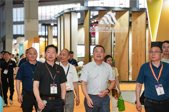 kaiyun体育官方网站携手共进资源共享丨南浔区家居协会组团参观2024上海地材展(图2)