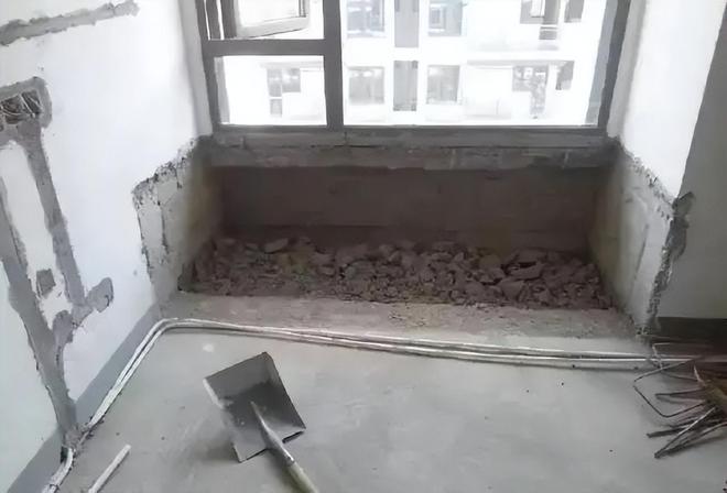 越来越多人喜欢把飘窗砸掉我家刚砸完就后悔大开云kaiyun官方网站家别再犯错了(图2)